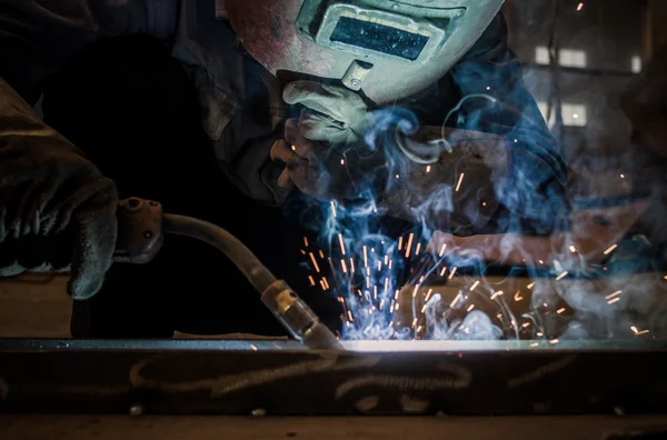 Cuando los soldadores de fábrica trabajan una luz deslumbrante — Foto de Stock