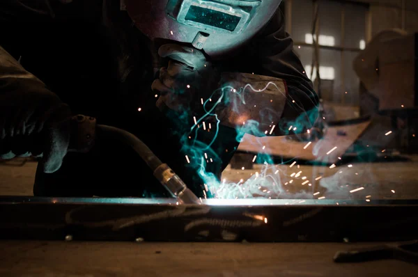 Cuando los soldadores de fábrica trabajan una luz deslumbrante —  Fotos de Stock