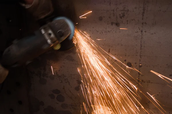 Vara de corte de trabalho com serra criando faíscas — Fotografia de Stock