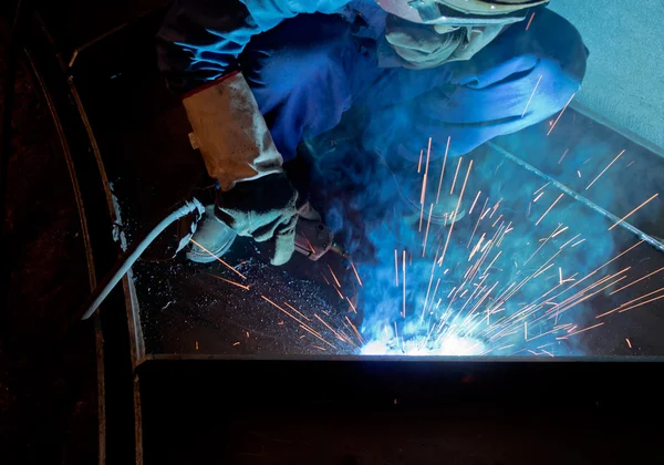 Quando os soldadores de fábrica trabalham uma luz deslumbrante — Fotografia de Stock