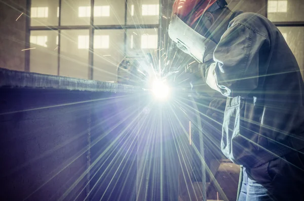 When the factory welders work a dazzling light — Stock Photo, Image