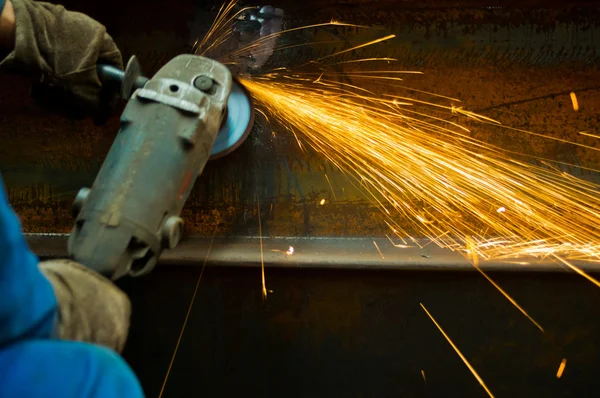 Varilla de corte de trabajo con sierra que crea chispas — Foto de Stock