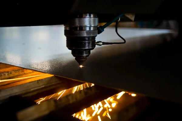 Tecnologia de fabricação de processamento de corte a laser industrial de material de aço de chapa plana com faíscas — Fotografia de Stock