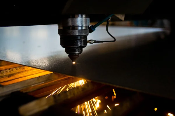 産業用レーザー切断加工火花フラットシート金属鋼材料の製造技術 — ストック写真