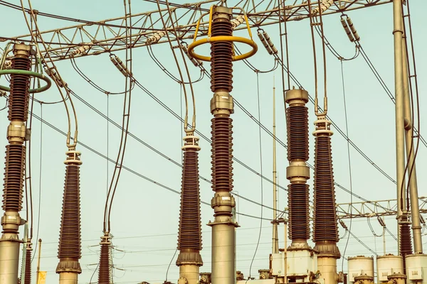 Elektrische onderstationstoren voor het opwekken van energie met hemelse achtergrond — Stockfoto