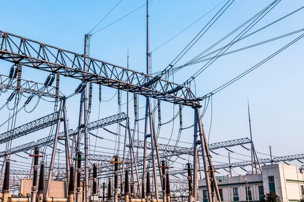 Elektrická rozvodna věž pro výrobu energie s oblohou pozadí — Stock fotografie