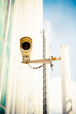 Fabrikada işçiler göz kamaştıran bir ışık yandı.