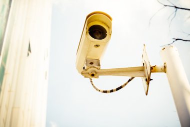 Fabrikada işçiler göz kamaştıran bir ışık yandı.