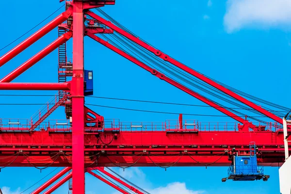 Brazo de grúa de camión rojo con ganchos y peso de escala por encima del cielo azul —  Fotos de Stock