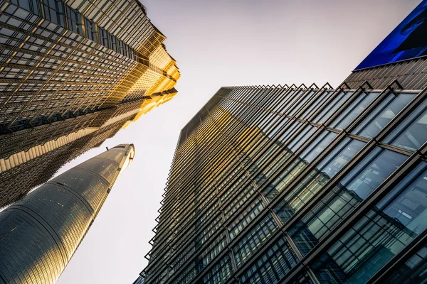 Acima olhando o exterior moderno do edifício do escritório do negócio e o céu — Fotografia de Stock