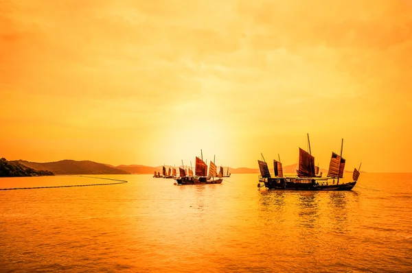 Wuxi, Çin, Taihu Gölü içinde yelken Çinli balıkçı tekneleri