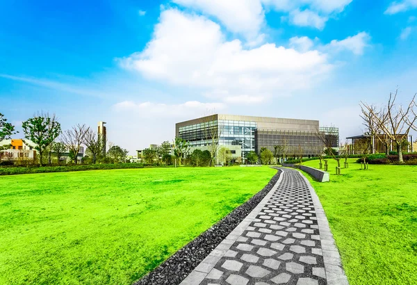 Der Stadtpark ist der Stadtpark der Kieselsteine und des Rasens — Stockfoto