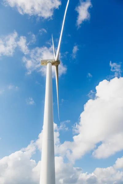 Windturbine geïsoleerd op wit — Stockfoto