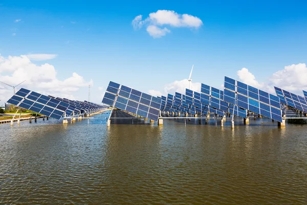 발전소와 재생 가능한 태양 에너지를 사용 하 여 — 스톡 사진