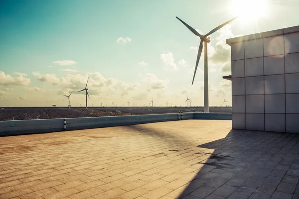 Turbina eolica isolata su bianco — Foto Stock