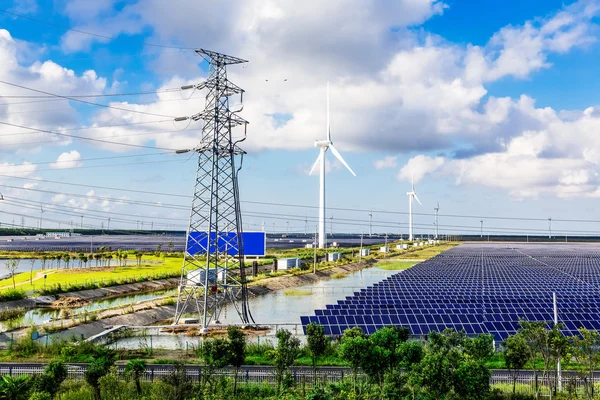 Větrné elektrárny a solární panely. Zelená energie — Stock fotografie