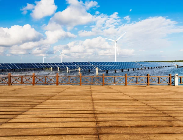 Usina que utiliza energia solar renovável com — Fotografia de Stock