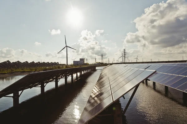 Wykorzystanie odnawialnych źródeł energii słonecznej z elektrowni — Zdjęcie stockowe