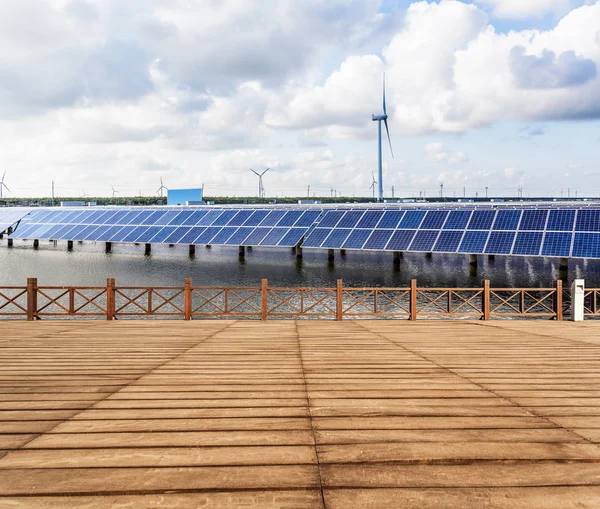 Електростанція з використанням відновлюваної сонячної енергії з — стокове фото