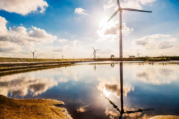 Generatori eolici turbine in mare — Foto Stock