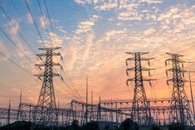 bir sütunda hakkında yüksek volt elektrik telleri