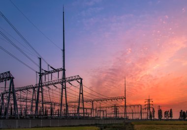 bir sütunda hakkında yüksek volt elektrik telleri