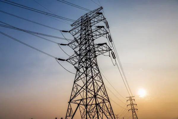Elektriska ledningar på en kolumn om hög volt — Stockfoto