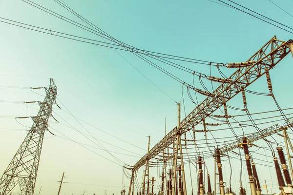 Elektrische draden over een column over hoge volt — Stockfoto