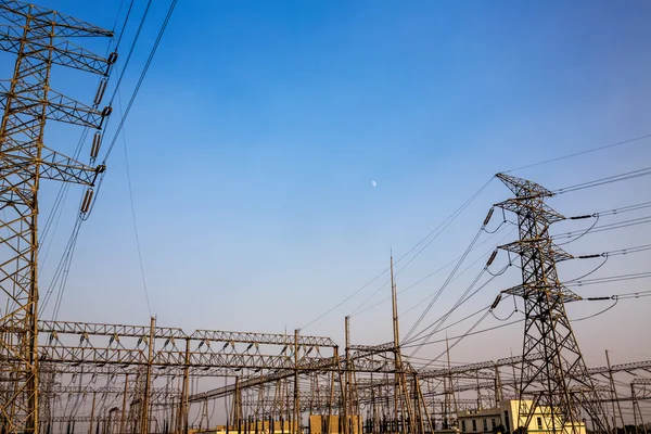Elektriska ledningar på en kolumn om hög volt — Stockfoto