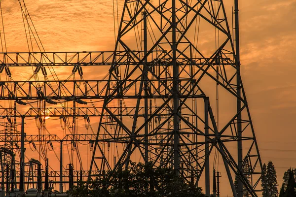 Alambres eléctricos en una columna sobre alto voltio — Foto de Stock