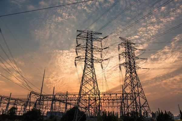 Fios elétricos em uma coluna sobre volt alto — Fotografia de Stock