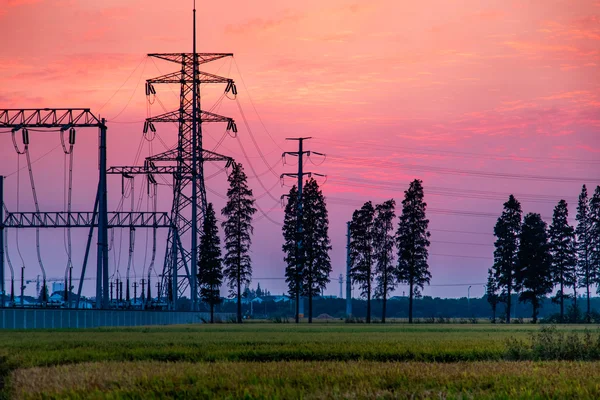 Elektrické vodiče na koloně o vysoké volt — Stock fotografie