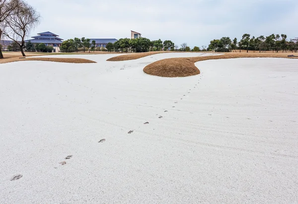Bunker de arena en el campo de golf, vista al paisaje — Foto de Stock