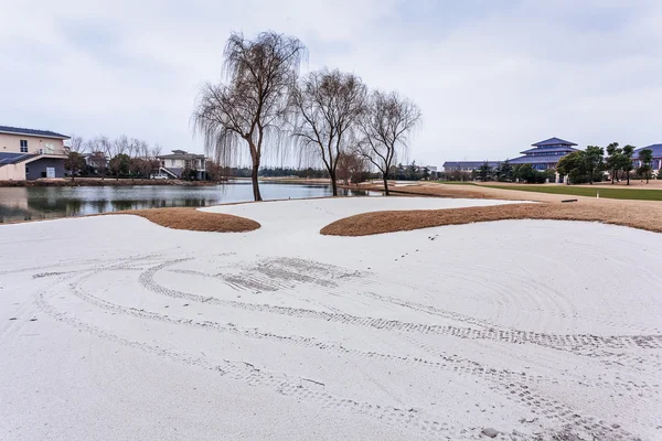 Bunker de arena en el campo de golf, vista al paisaje — Foto de Stock