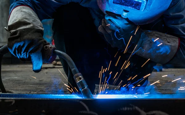 Os trabalhadores da fábrica queimaram uma luz deslumbrante. . — Fotografia de Stock