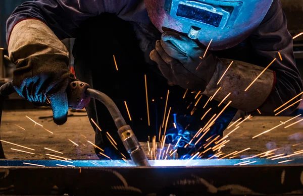 Die Arbeiter in der Fabrik brannten ein blendendes Licht aus. — Stockfoto