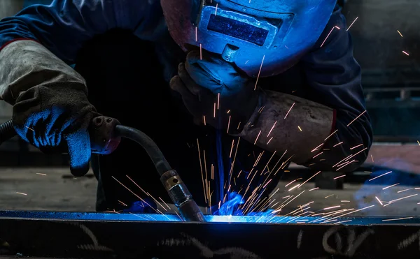 Os trabalhadores da fábrica queimaram uma luz deslumbrante. . — Fotografia de Stock