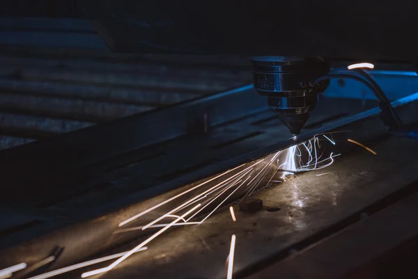 Tecnología de fabricación de procesamiento de corte láser industrial de material de acero de chapa plana con chispas —  Fotos de Stock