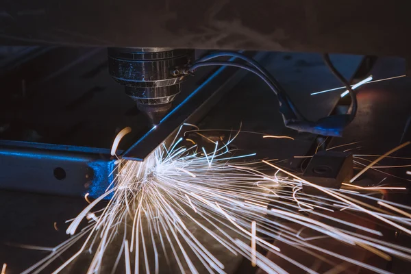 Tecnología de fabricación de procesamiento de corte láser industrial de material de acero de chapa plana con chispas —  Fotos de Stock