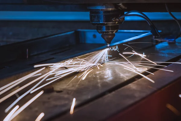 Průmyslové laserové řezání technologie zpracování plochého plechu ocelového materiálu s jiskry — Stock fotografie