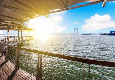 Toz Jinjihu Gölü ve Doğu kapısı