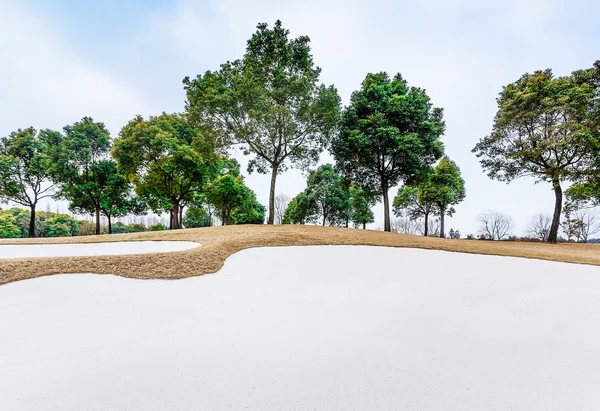 Bunker di sabbia sul campo da golf, vista sul paesaggio — Foto Stock