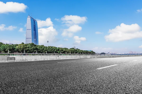 Camino limpio de la ciudad, tráfico rápido de la ciudad . — Foto de Stock