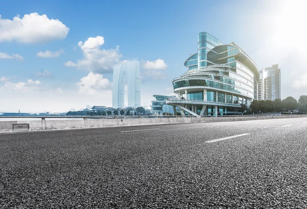 Strada pulita della città, traffico urbano rapido . — Foto Stock