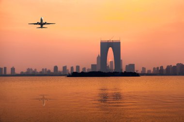 Toz Jinjihu Gölü ve Doğu kapısı