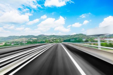 Dağlarda otoyol sarma.