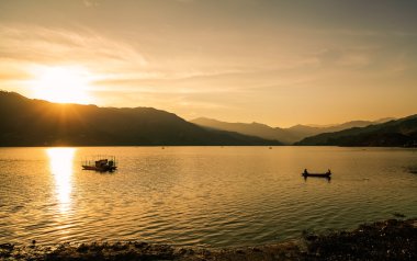 dağ gölü Milli Parkı yüksek tatra içinde. dramatik bulutlu gökyüzü. Strbske pleso, Slovakya, Avrupa. Güzellik dünya.