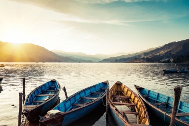 dağ gölü Milli Parkı yüksek tatra içinde. dramatik bulutlu gökyüzü. Strbske pleso, Slovakya, Avrupa. Güzellik dünya.