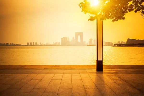 Suzhou Jinji Lake public leisure square and city building — Stock Photo, Image