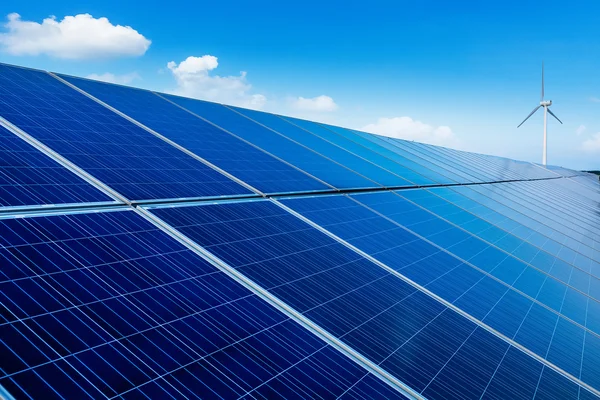 Turbinas eólicas y paneles solares. Energía verde — Foto de Stock